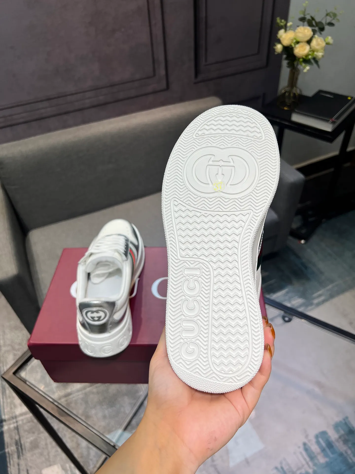 Men's men's shoes💰640 Gucci counter's latest couple's biscuit shoes‼ ️ 👑Purchasing agent level Gucci’s latest IP lightweight thick-soled white shoes can be put on your feet in seconds**4CM! ! Simple, easy to match and full of retro charm ~ the latest anti-counterfeiting cloth label on the tongue. And with electronic chip anti-counterfeiting.   The upper is made of imported environmentally friendly water-dyed calfskin, with a +1:1 fly-woven mesh surface to absorb sweat and an inner lining! Fly-knitted leather molded latex insole. Original IP lightweight outsole, one-piece injection molding, super comfortable and elastic, size: female 35-40 (female 41 customized) male 39-44 (male 38.45 46 customized)